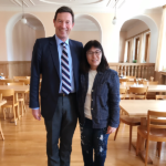 林肯企管執行長Michelle 拜訪瑞士HIF高原中學與校長合影