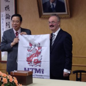 2013瑞士HTM與文化大學簽署姊妹校即贈旗儀式