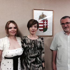 Jennifer與匈牙利在台辦事處副代表及布達佩斯商學院教授合影